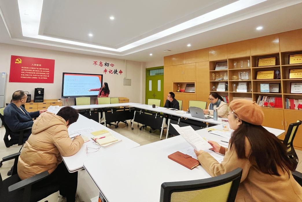 海角社区
党委理论学习中心组...